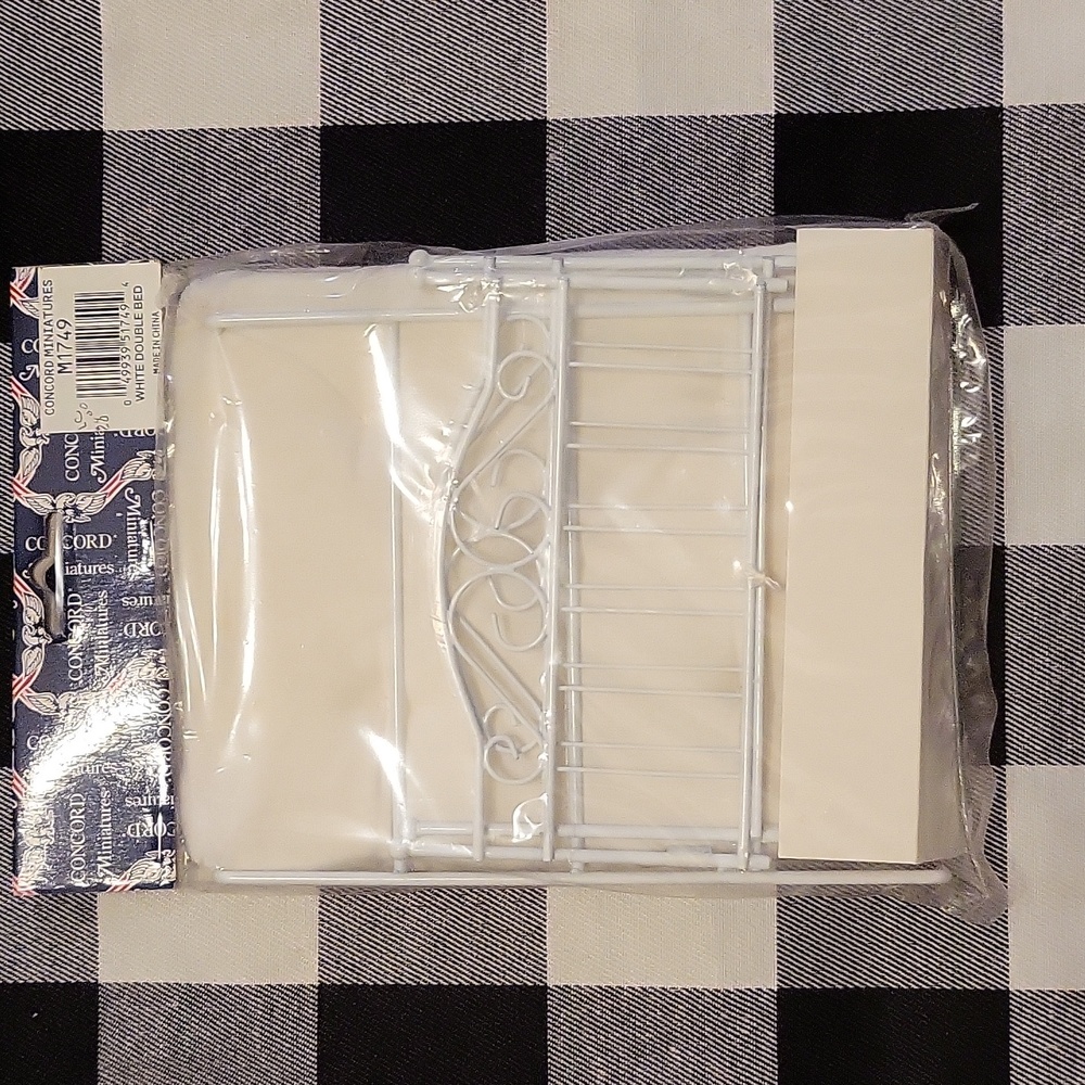 Concord Miniatures 1:12 Scale Dollhouse White Double Bed